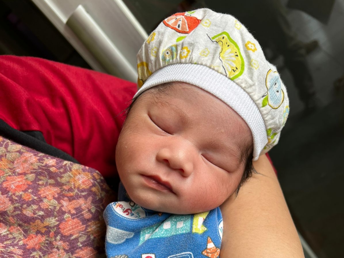 Bayi laki-laki yang ditemukan oleh warga Jambe Kabupaten Tangerang di dalam kardus mineral