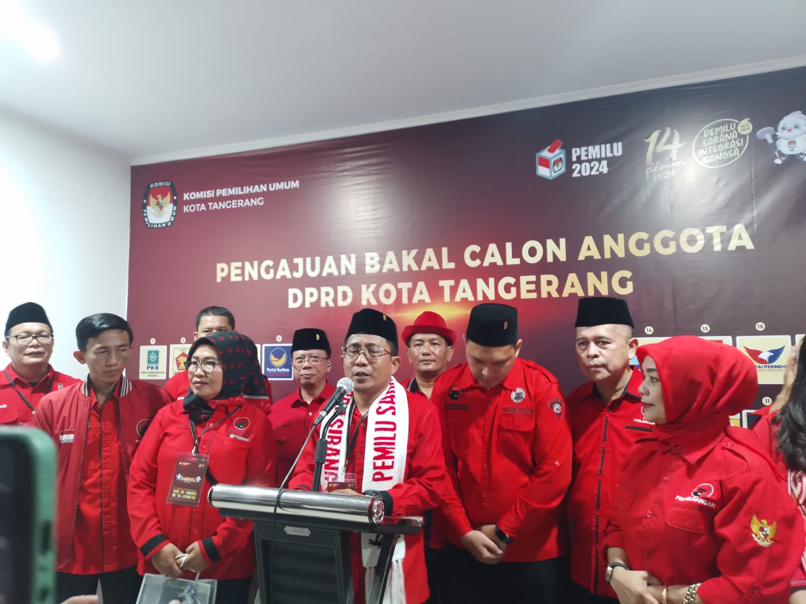 DPC PDIP Kota Tangerang saat mendaftarkan Bacaleg ke KPU Kota Tangerang