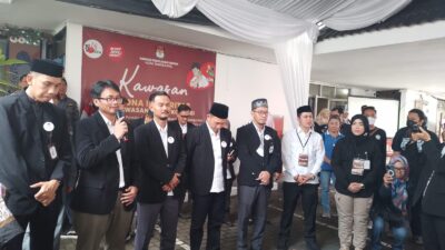 Ketua KPU Kota Tangerang bersama jajarannya saat menerima pendaftaran Bacaleg Anggota DPRD Kota Tangerang