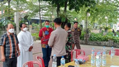 Satuan Polisi Pamong Praja melakukan pengamanan peringatan kenaikan Isa Almasih pada 6 titik gereja di Kabupaten Tangerang