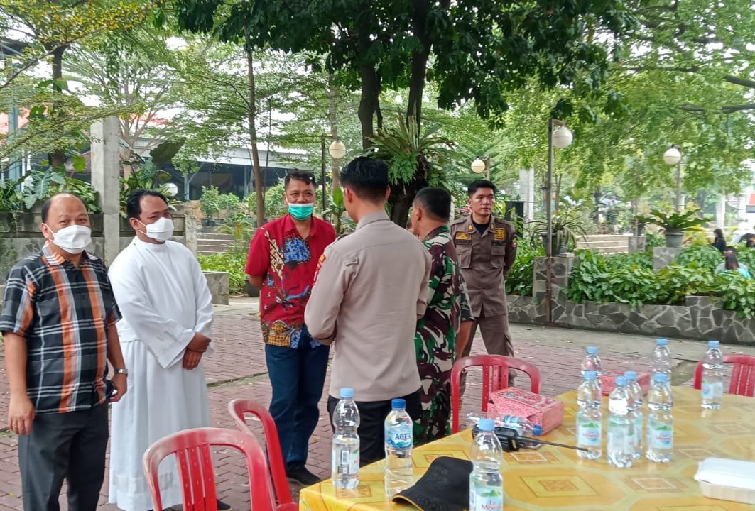 Satuan Polisi Pamong Praja melakukan pengamanan peringatan kenaikan Isa Almasih pada 6 titik gereja di Kabupaten Tangerang