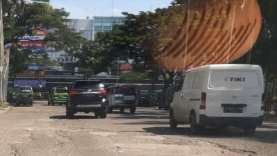 Jalan Lingkar Metos Kota Tangerang rusak parah.