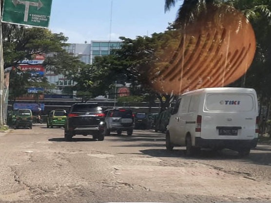 Jalan Lingkar Metos Kota Tangerang rusak parah.
