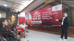 Direktur Karang Tumaritis Institute, Abraham Garuda Laksono memberikan pemahaman Pancasila kepada umat Katolik di acara Sosialisasi 4 Pilar MPR RI di ruang serba guna Santa Bernadet, Kecamatan Pinang, Kota Tangerang, Banten.