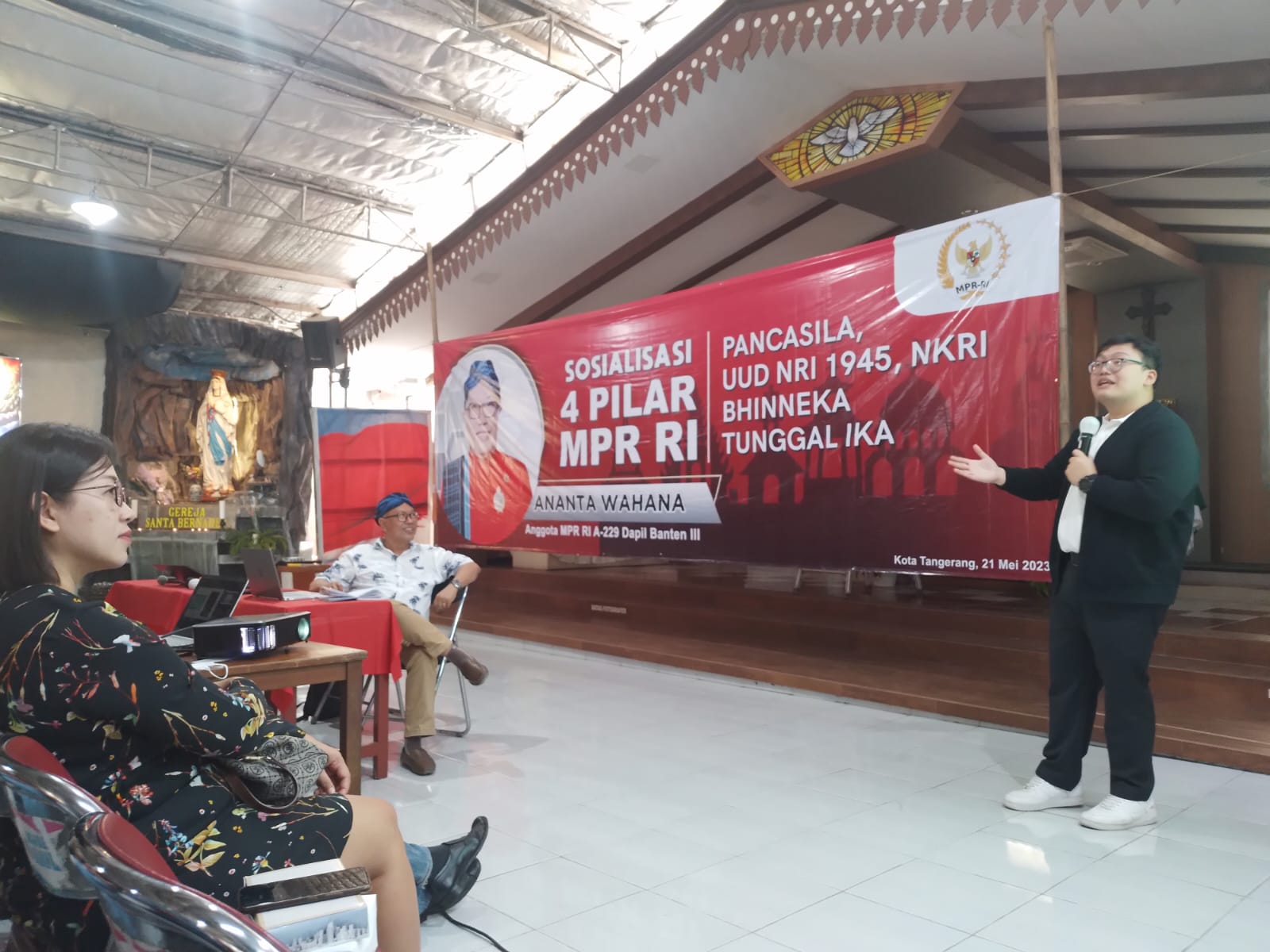 Direktur Karang Tumaritis Institute, Abraham Garuda Laksono memberikan pemahaman Pancasila kepada umat Katolik di acara Sosialisasi 4 Pilar MPR RI di ruang serba guna Santa Bernadet, Kecamatan Pinang, Kota Tangerang, Banten.