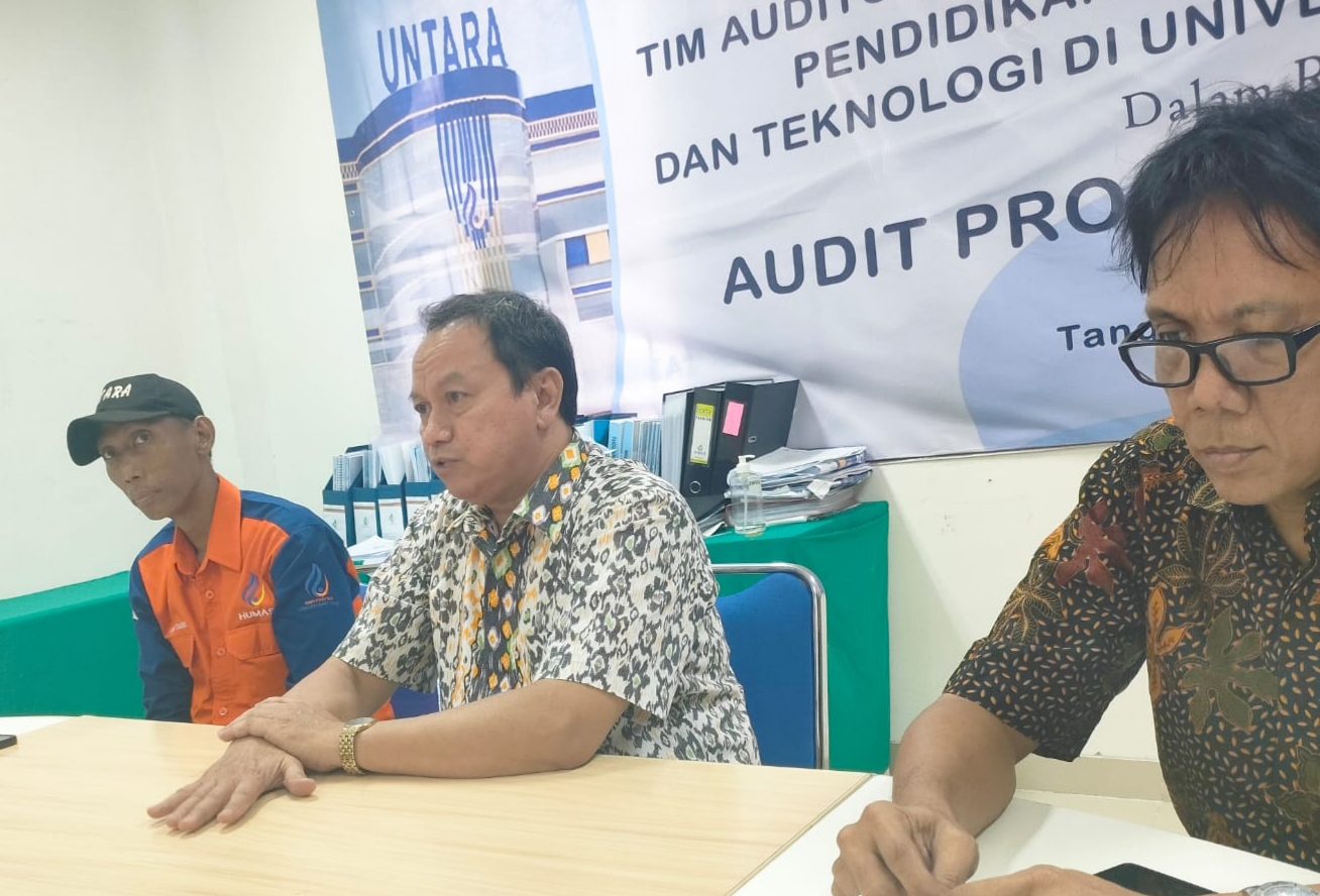 Rektor Untara, DR Abdul Gani Sidqi saat menjelaskan Pencabutan program studi S2
