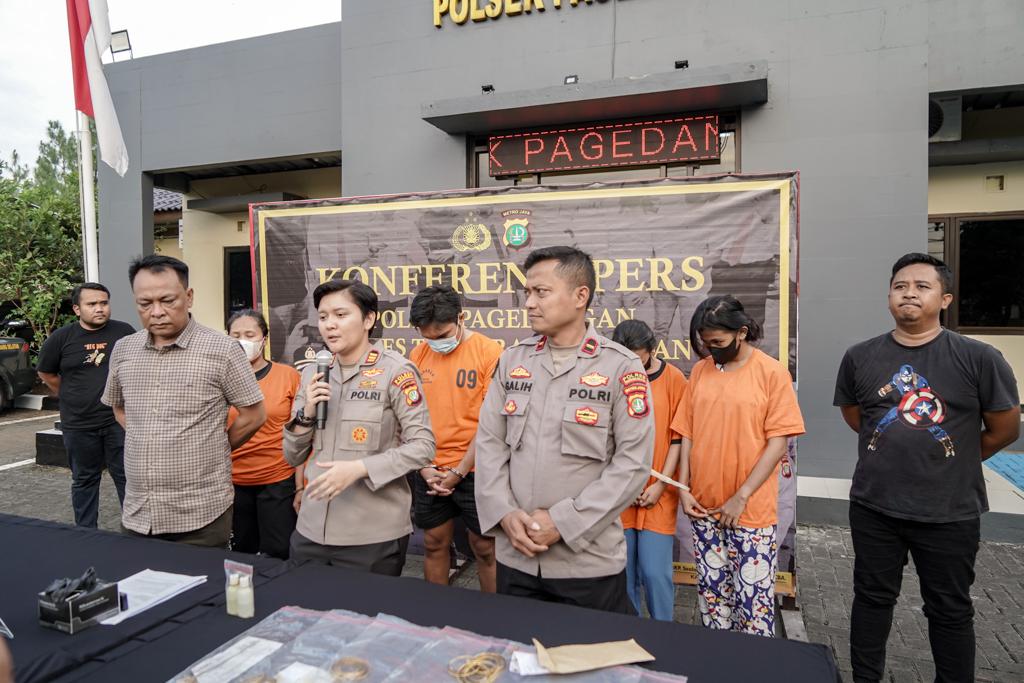 Polsek Pagedangan tangkap sindikat penjual emas palsu