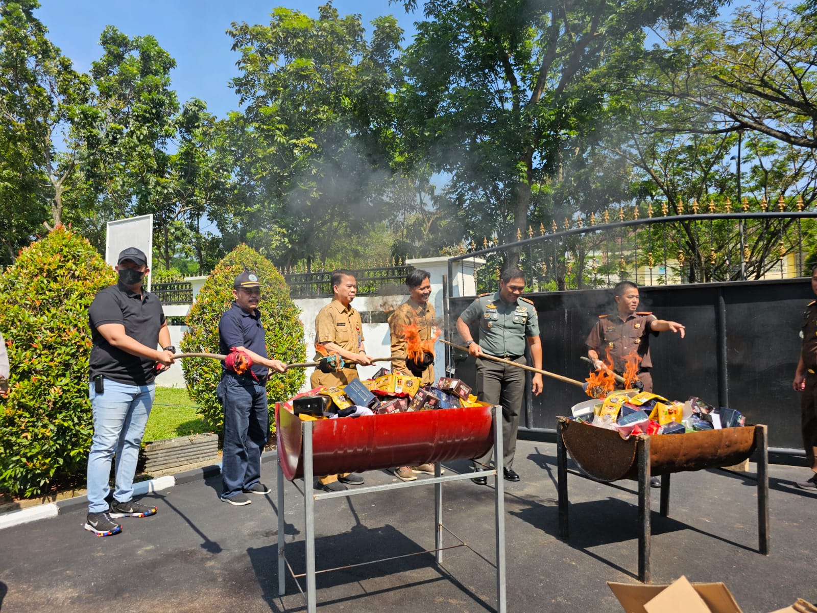 Kejaksaan Negeri Kabupaten Tangerang menggelar pemusnahan barang hasil rampasan negara sebanyak 58 perkara tindak pidana umum yang ditangani dari Maret-Juni Tahun 2023