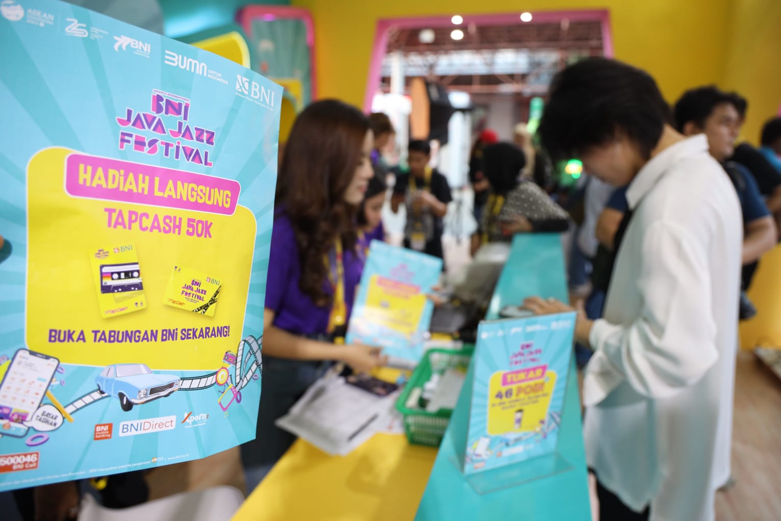 Buka Tabungan di BNI Java Jazz Festival 2023 Dapat Tapcash Rp 50 RibuPengunjung tengah melakukan pembukaan Tabungan BNI di salah satu booth BNI dalam event BNI Java Jazz Festival 2023 di JIEXPO Kemayoran Jakarta, Jumat (2/6/2023). BNI menyediaan hadiah langsung berupa Tapcash senilai Rp 50 ribu kepada pengunjung yang membuka Tabungan BNI di BNI Java Jazz Festival 2023.