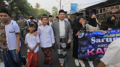 Wali Kota Tangerang Arief R Wismansyah bersama masyarakat jalan santai sarungan