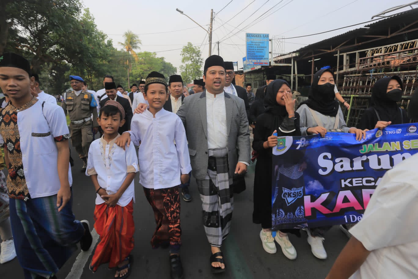 Wali Kota Tangerang Arief R Wismansyah bersama masyarakat jalan santai sarungan