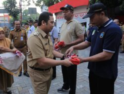 Jelang HUT RI ke 78, Wali Kota Tangerang Bagikan 10 Ribu Bendera Merah Putih ke Seluruh Kecamatan
