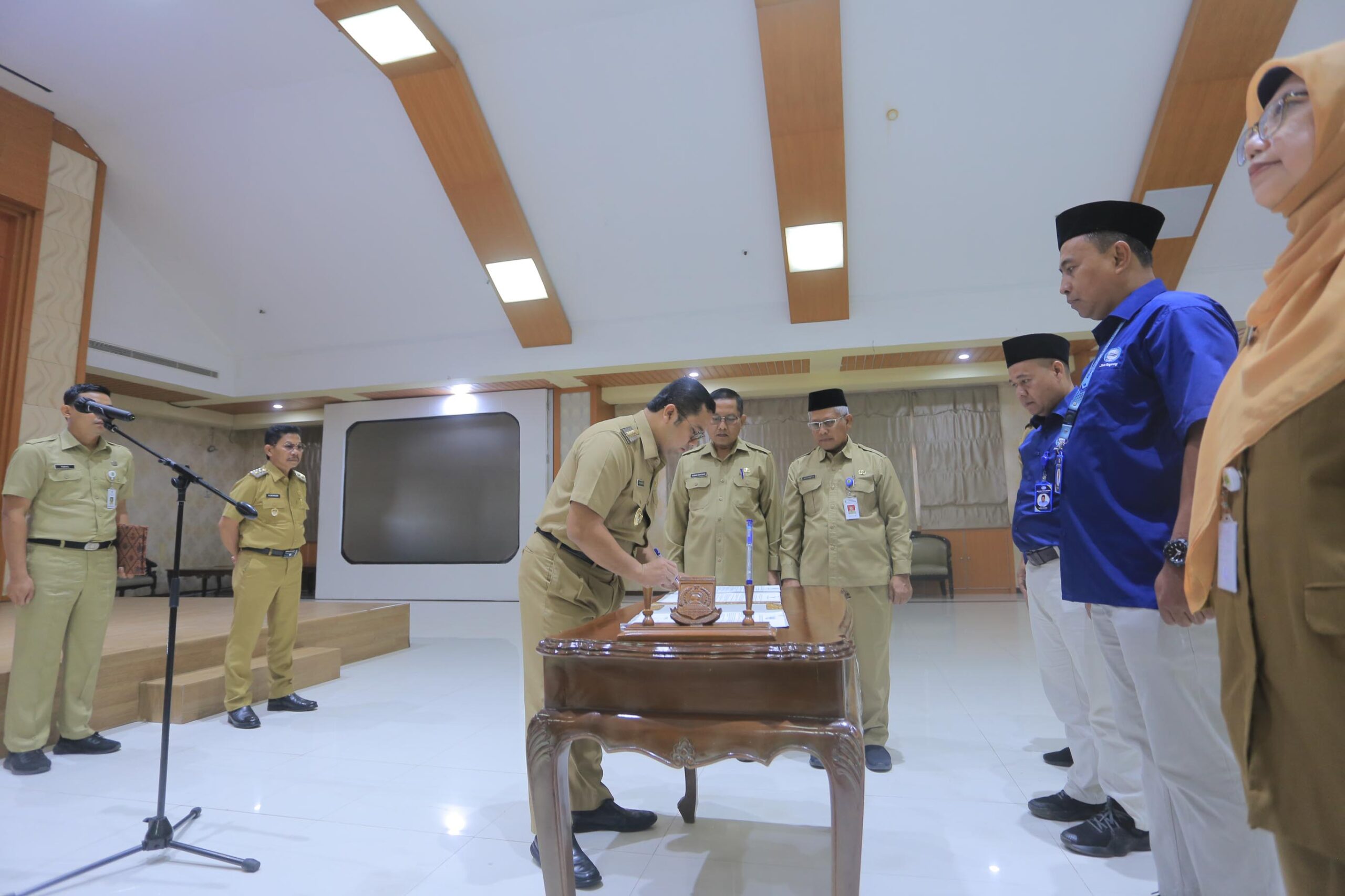 Wali Kota Tangerang Lantik Dirut dan Dirtek Perumda Tirta Benteng di Ruang Al Amanah Puspemkot Tangerang