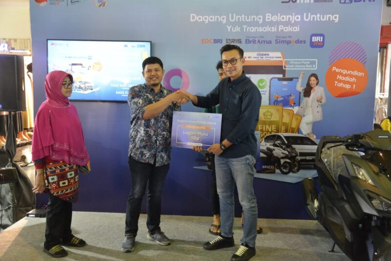 Apresiasi Nasabah, BRI Tebar Hadiah Undian Promo di Pasar Tanah Abang