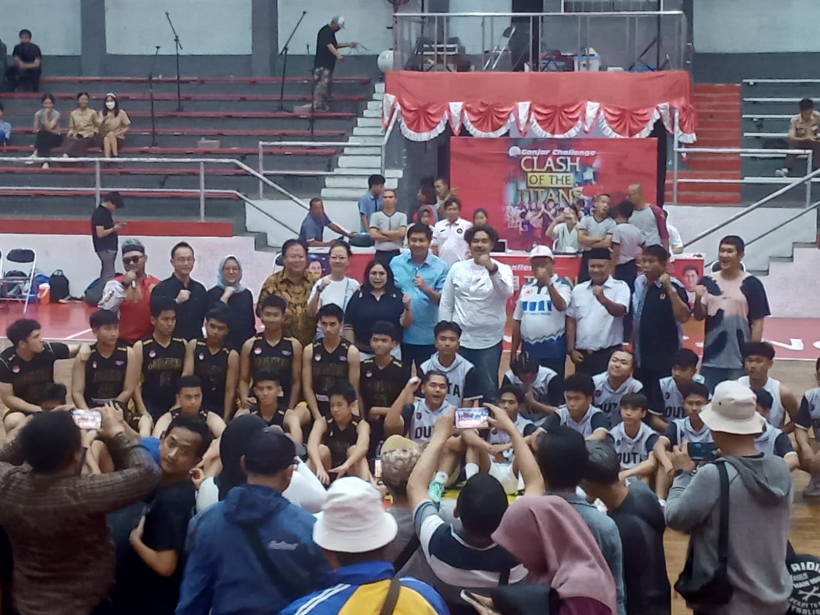 Pelaksanaan kejuaraan Bolabasket Ganjar Challenge Clash of The Titans di GOR Dimyati