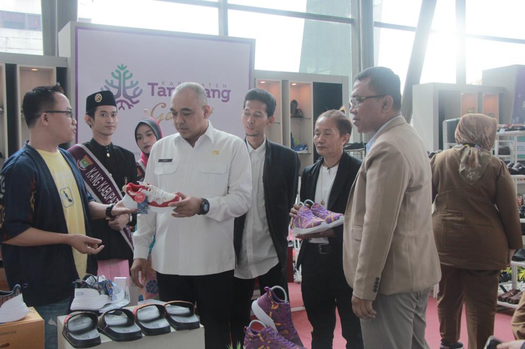 Bupati Tangerang Ahmed Zaki Iskandar hadir dalam pembukaan promosi UMKM Kabupaten Tangerang di Gerai Nusantara Bandara Soekarno Hatta.