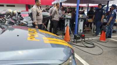 Polres Metro Tangerang Kota gelar uji emisi kendaraan secara internal di Lapangan Apel Polres tersebut