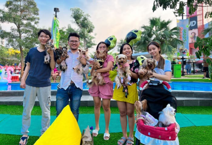Para pengunjung datang ke Summarecorn Mall Serpong bersama anjing kesayanan