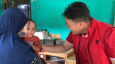 Bacaleg PDI P Abraham Garuda Laksono Jenguk Anak Stunting di Kelapa Dua