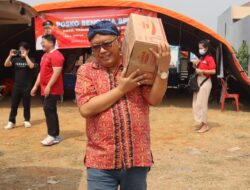 Panggul Minyak Goreng, Anggota DPR RI Ananta Bantu Warga Terdampak Kebakaran TPA Rawa Kucing
