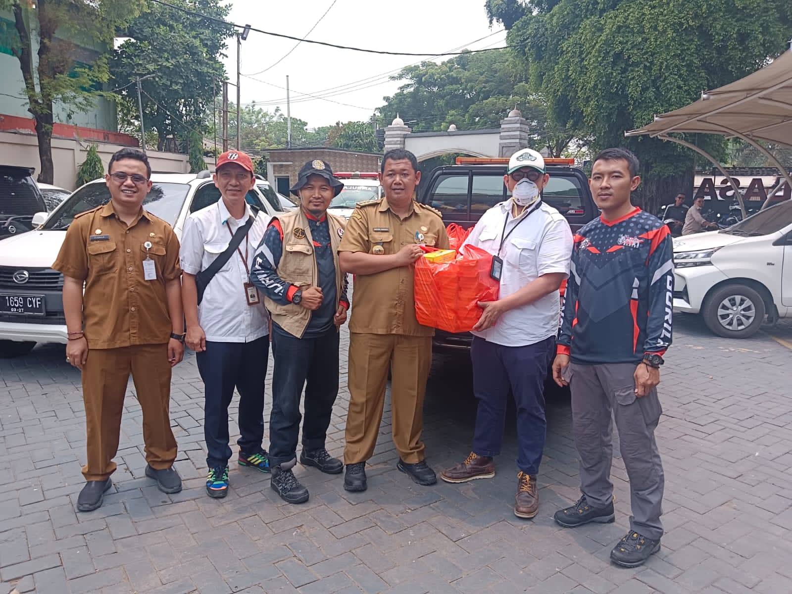 Bantuan makanan terus mengalir kepada korban terdampak kebakaran TPA Rawa Kucing