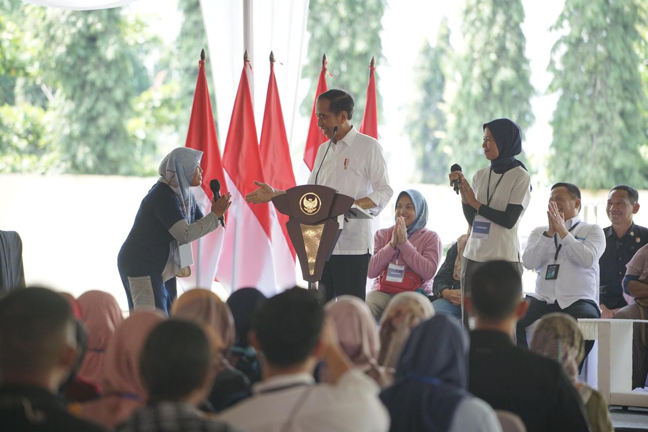 Kemesraan Jokowi Saat Temui Ibu Nasabah PNM Magelang
