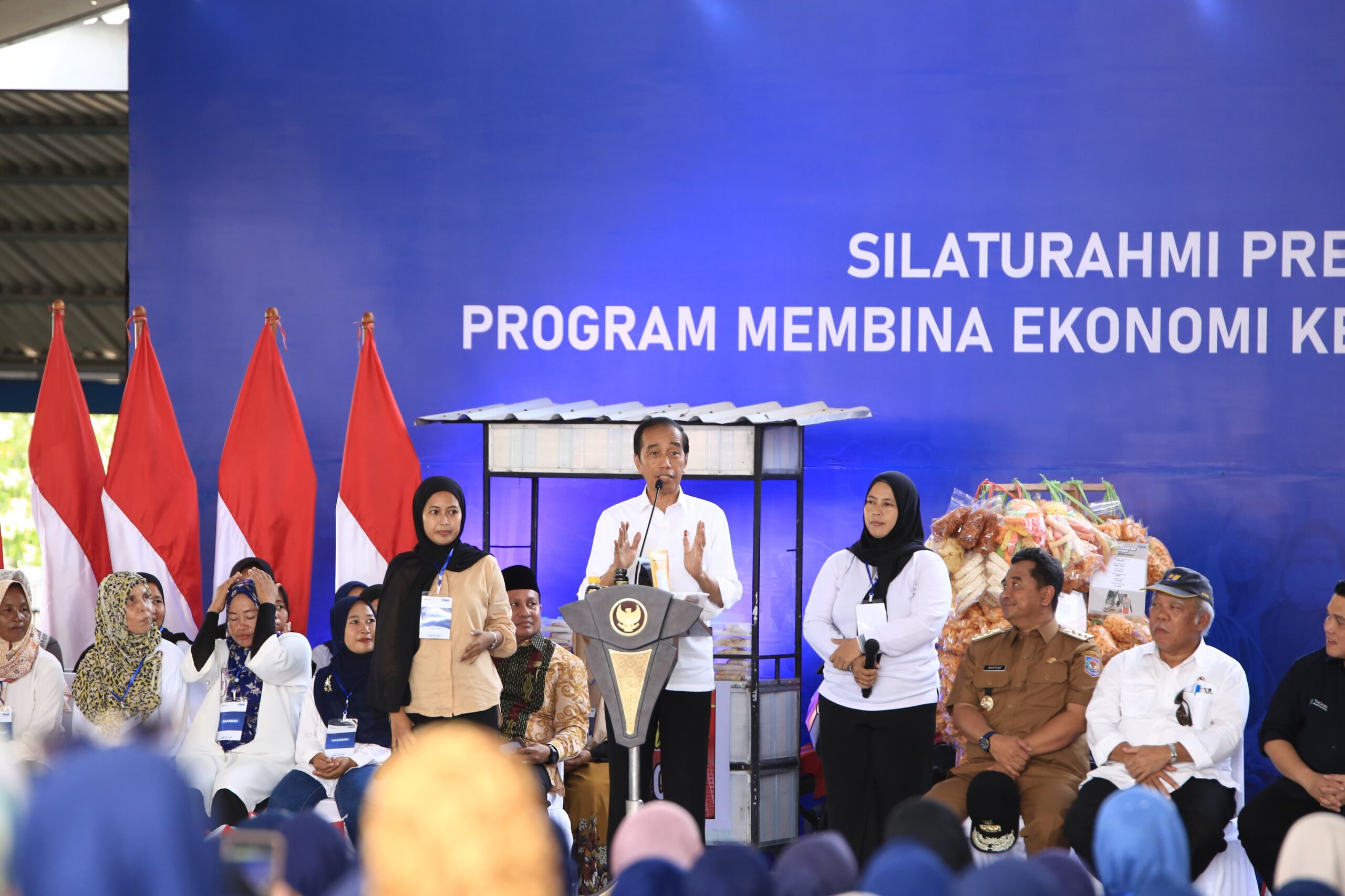 “Mama Muda” Curi Perhatian Jokowi di Tengah 5.000 Nasabah Mekaar Makassar