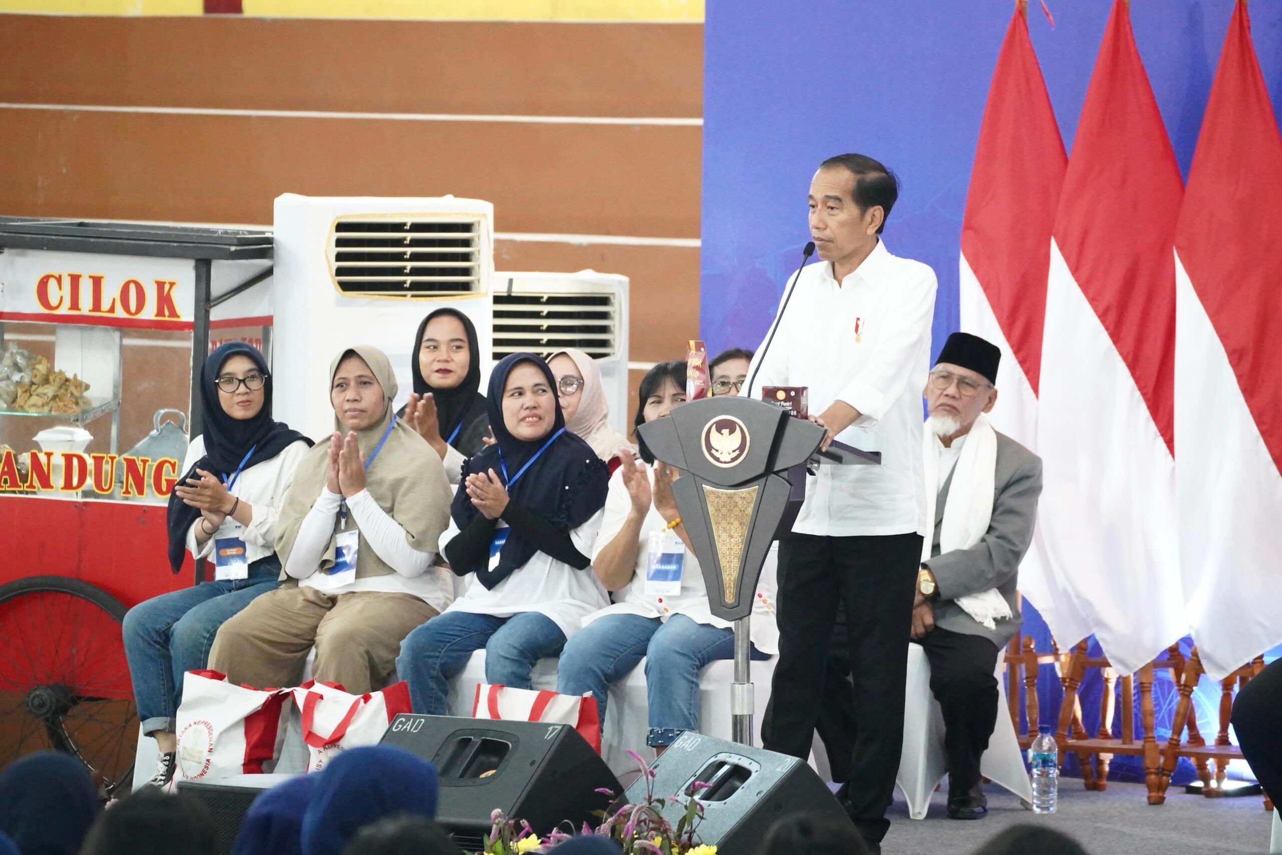Nasabah Mekaar Ini Dipuji Jokowi Karena Disiplin Bayar Angsuran