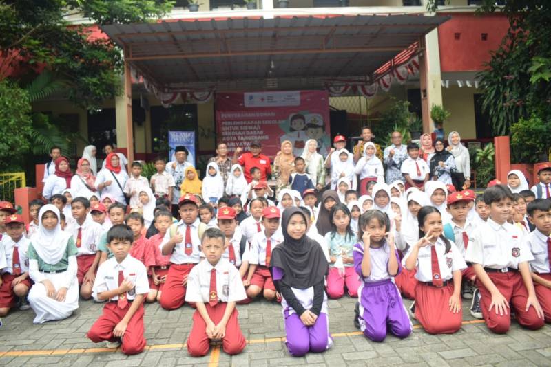 PMI Kota Tangerang dan Yayasan Amway Peduli Salurkan 300 Paket Alat Sekolah