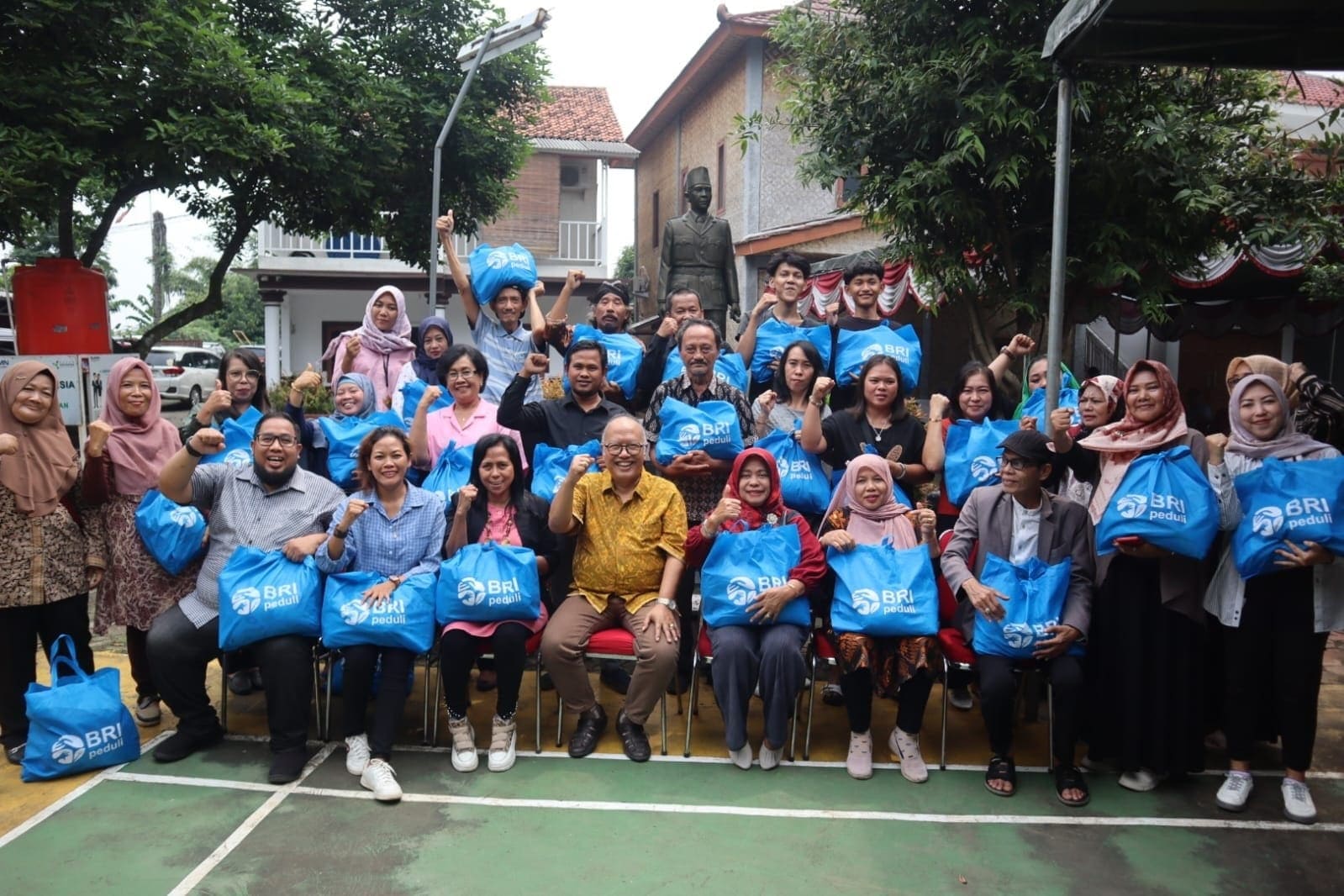 Yayasan Padepokan Kebangsaan Karang Tumaritis (YPKKT) kembali mendistribusikan sembako bantuan program BRI Peduli kepada warga Tangerang.