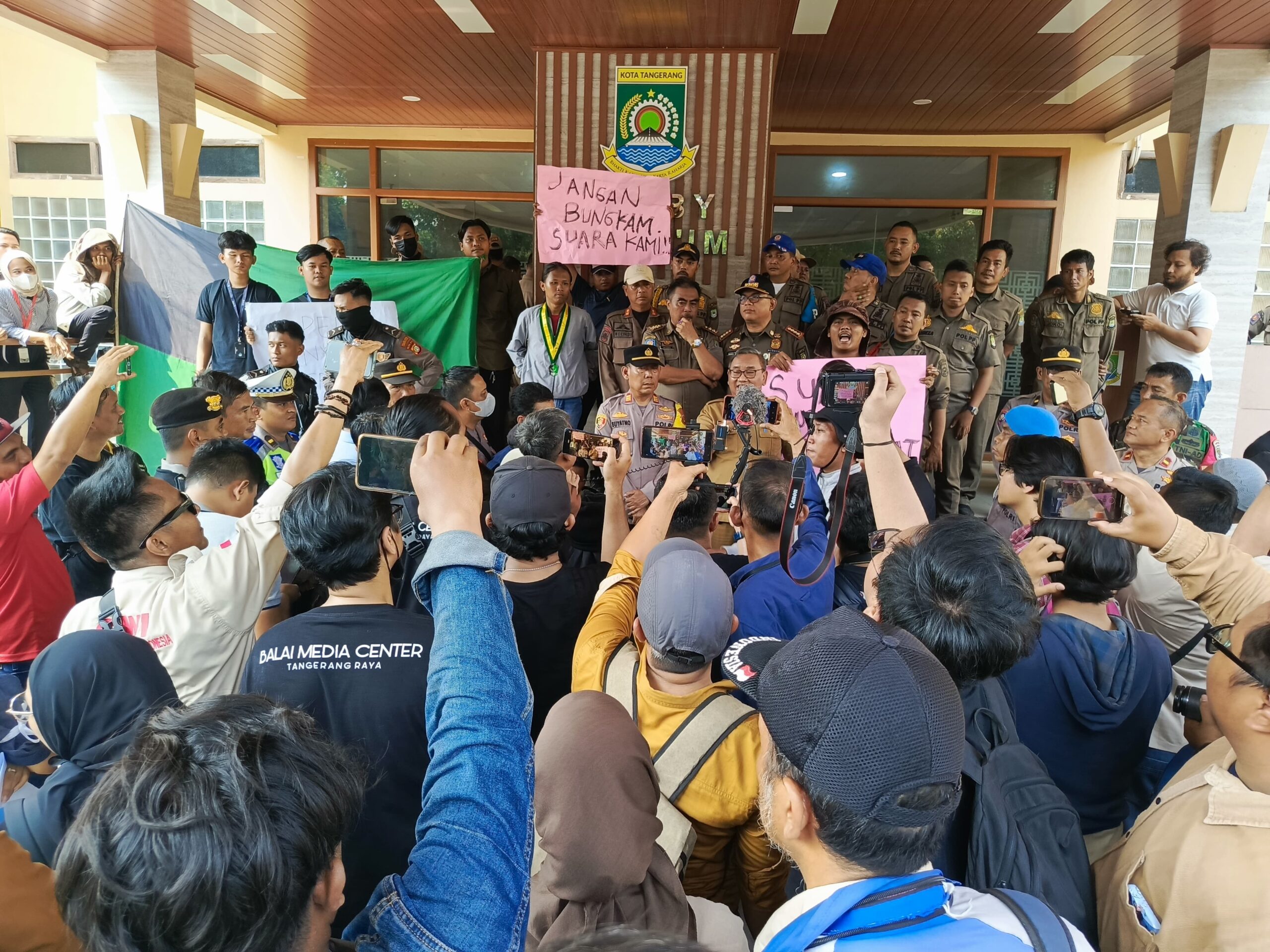 Tolak RUU Penyiaran, Jurnalis dan Mahasiswa Segel Kantor DPRD Kota Tangerang