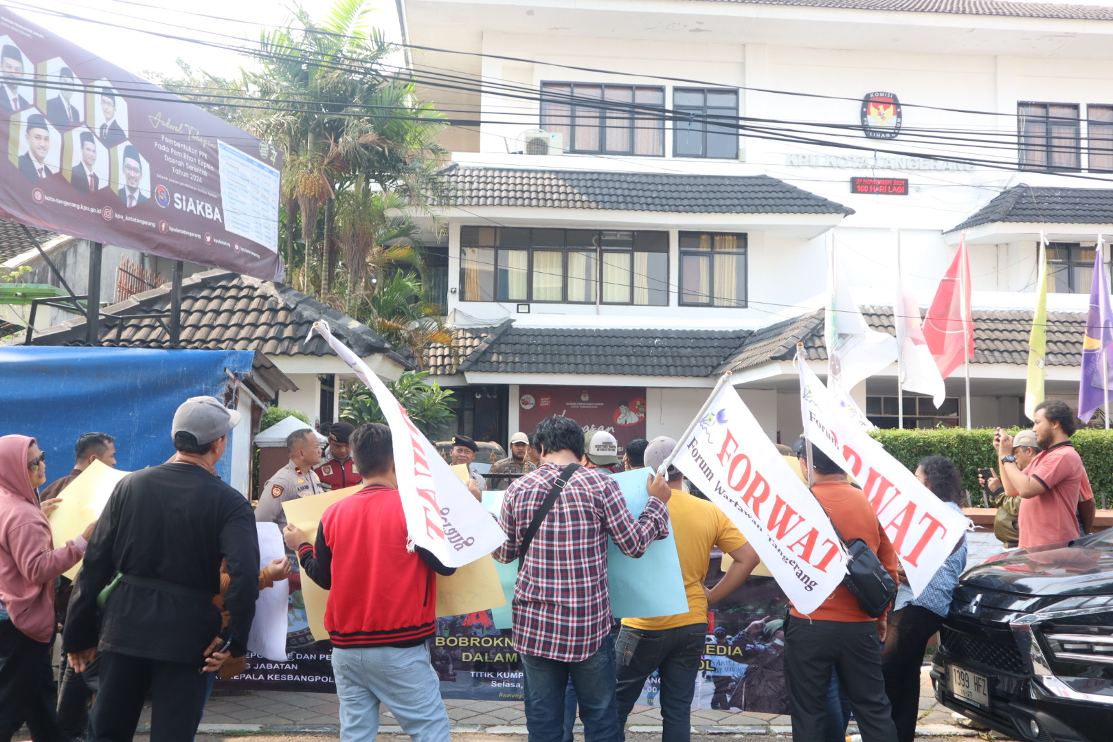 Pewarta Demo KPU Kota Tangerang, Tuntut Transparansi Dana Publikasi