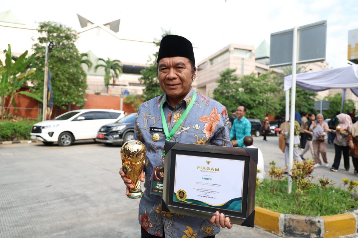 Pj Gubernur Al Muktabar Raih Penghargaan atas Capaian 99% UHC Provinsi Banten