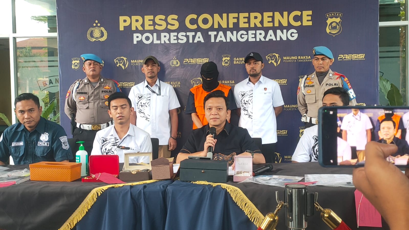 Ahmad Hudori (50), mantan Kepala Desa Gembong di Kecamatan Balaraja, Kabupaten Tangerang, ditangkap oleh pihak kepolisian terkait dugaan penggelapan anggaran Dana Desa (DD) tahun 2018 untuk kepentingan pribadi hingga hiburan malam.