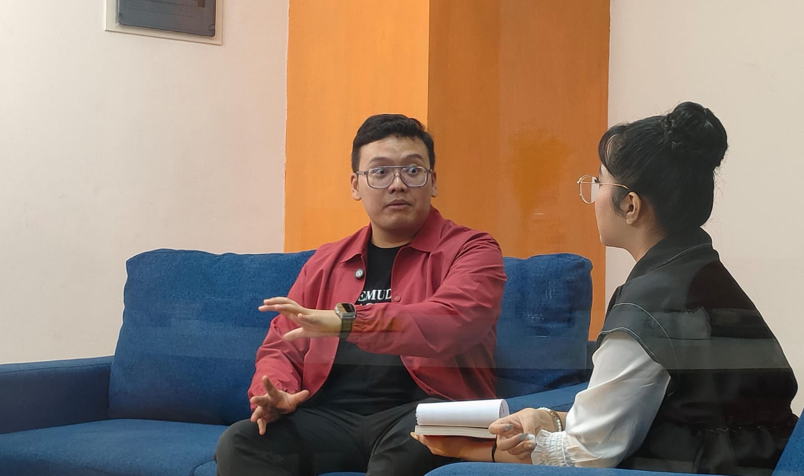 Abraham Garuda Laksono, anggota DPRD Banten termuda, mengajak Generasi Z untuk memahami kembali makna Sumpah Pemuda dalam podcast "Sumpah Pemuda dan Gen Z Banten" di UMN. Ia menekankan pentingnya peran pemuda dalam menjaga nilai kebangsaan di era digital dan mendorong partisipasi aktif dalam pembangunan, serta bijak dalam memanfaatkan teknologi untuk masa depan Indonesia yang lebih baik.