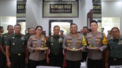 Bawa Kue Ulang Tahun, Kapolresta Bandara Soetta Kunjungi 10 Markas TNI