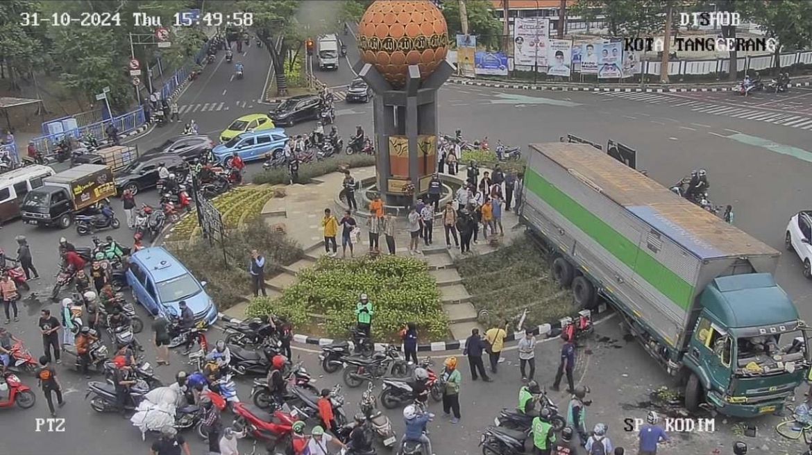 Mobil Kontainer Ugal-Ugalan dari Graha Raya - Tugu Adipura Kota Tangerang