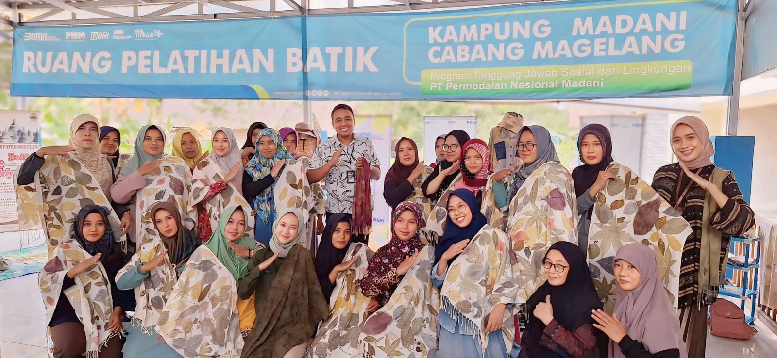 Hari Batik Nasional, PNM Berdayakan Pengrajin Batik Lewat Teknik Ecoprint di Kampung Madani