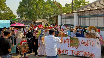 Sekitar 100 warga Kampung Cengkok, RT 003/002, Desa Sentul, Kecamatan Balaraja, menggelar protes pada Minggu, 27 Oktober 2024, menuntut perhatian atas bau tidak sedap dan kebisingan yang berasal dari aktivitas produksi PT Sukses Logam Indonesia (SLI), yang berlokasi dekat pemukiman mereka.