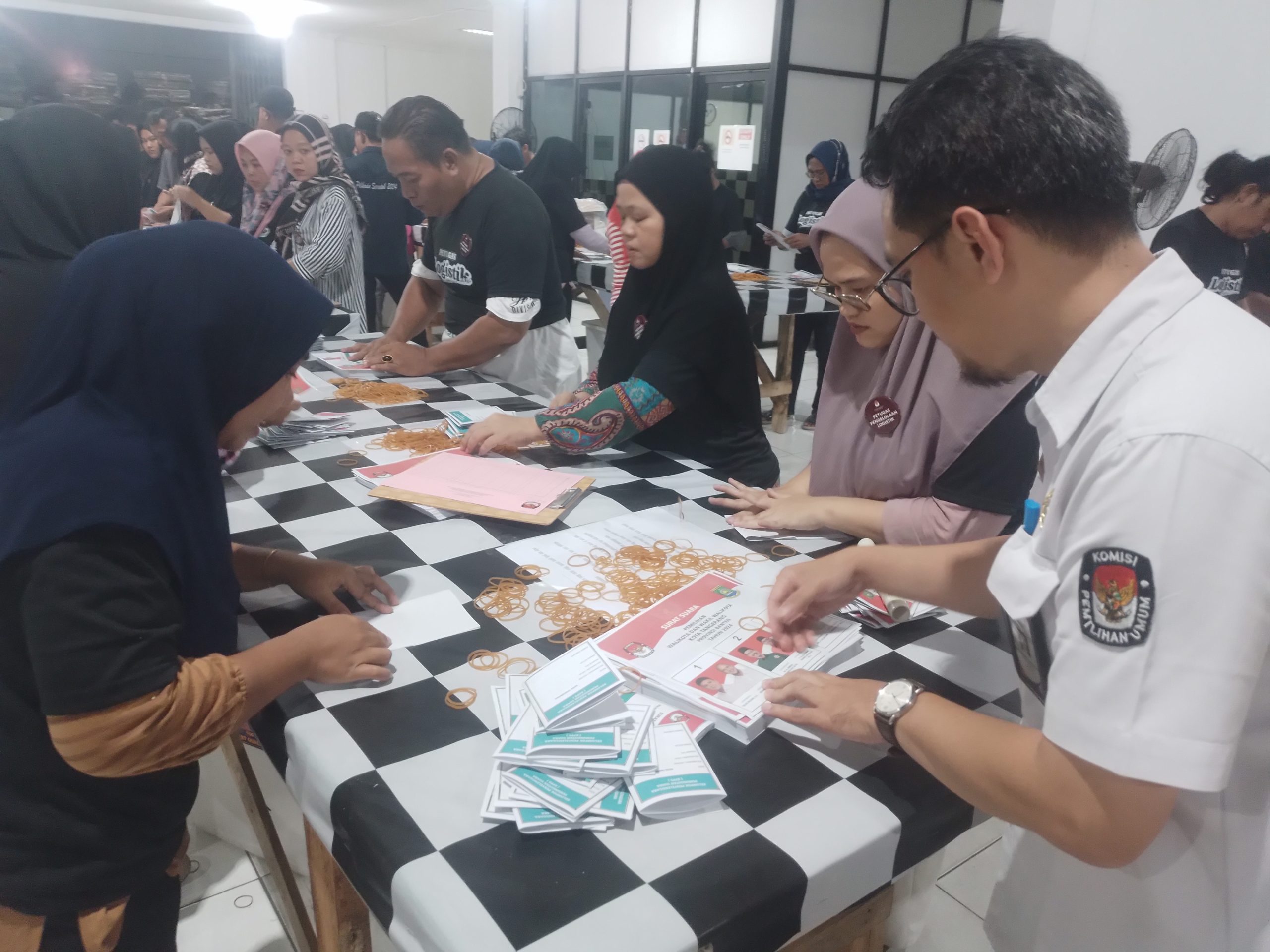 KPU Kota Tangerang Serap 200 Pekerja Lipat Surat Suara, per Hari Bisa Dapat Rp300 ribu