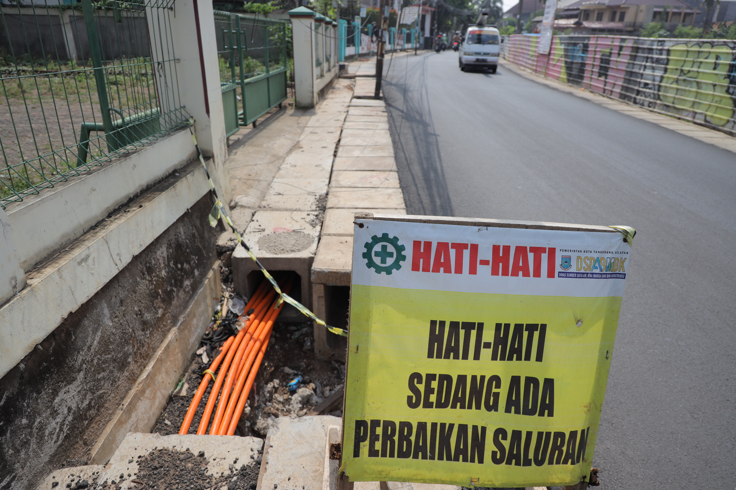 Pembangunan infrastruktur di Kota Tangsel terus berjalan dengan progres yang signifikan. Proyek ini mencakup perbaikan jalan di beberapa titik