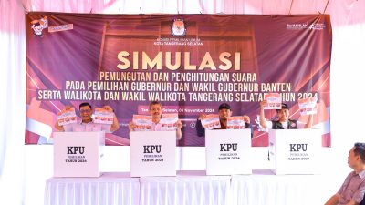 Penjabat Sementara (Pjs) Wali Kota Tangerang Selatan, Tabrani, menghadiri simulasi pemungutan suara di Graha Bunga Utama