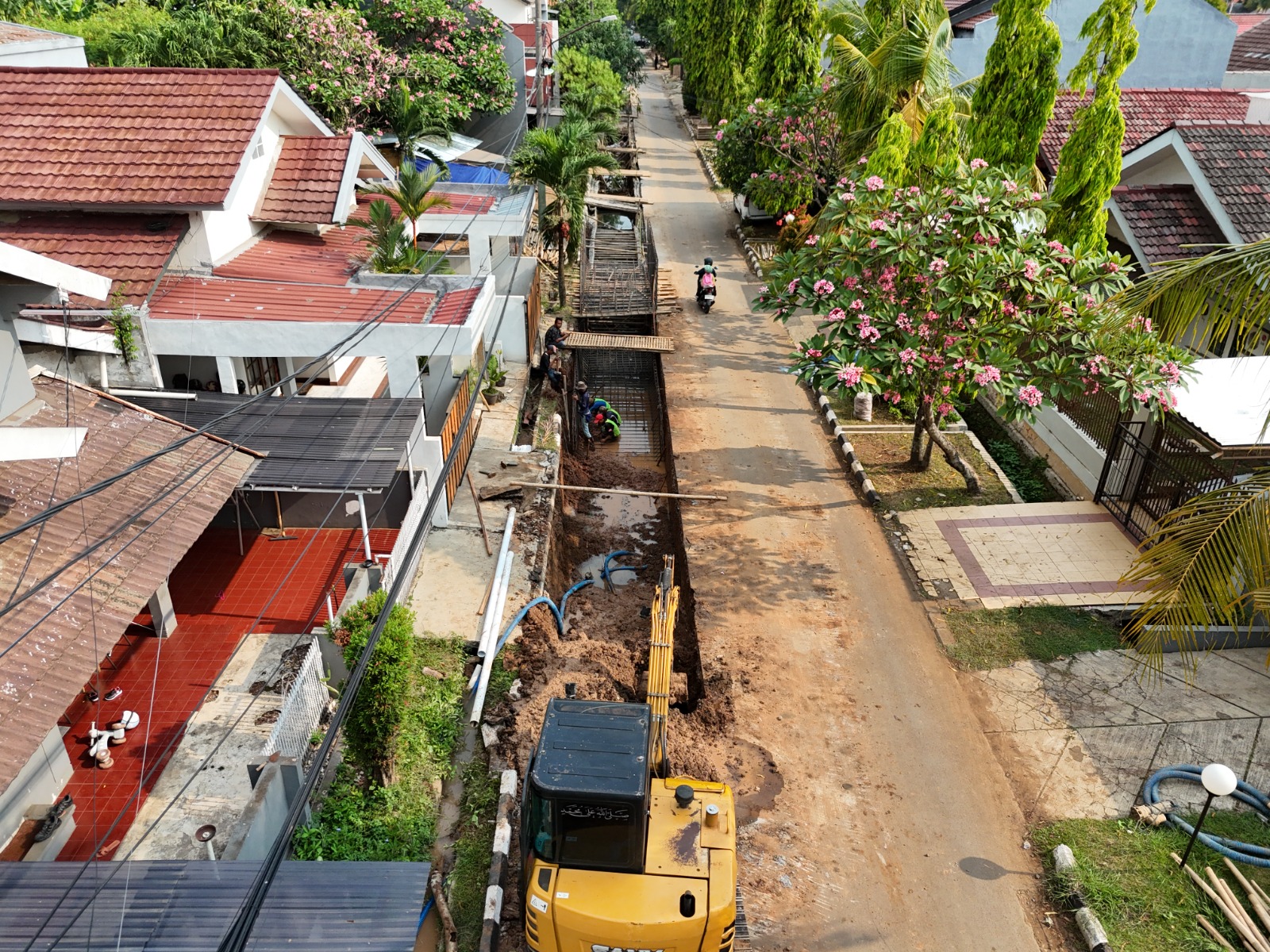 Pemerintah Kota Tangerang Selatan melalui Dinas Sumber Daya Air, Bina Marga, dan Bina Konstruksi (DSDABMBK) membangun long storage di wilayah Kuricang, Tangsel. Proyek ini bertujuan sebagai langkah mitigasi banjir di area tersebut.