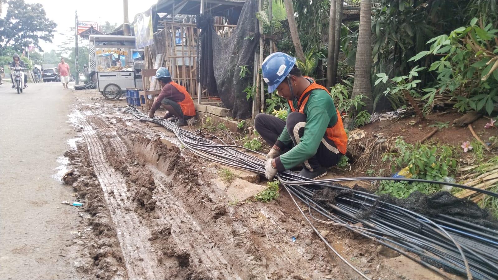 Pemerintah Kota Tangerang Selatan melalui Dinas Sumber Daya Air, Bina Marga, dan Bina Konstruksi (DSDABMBK) bersama Asosiasi Penyelenggara Jaringan Telekomunikasi (APJATEL) melakukan pemotongan kabel udara fiber optik di Jalan Merpati Raya, Selasa (12/11/2024).