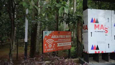 Pemerintah Kota Tangerang Selatan (Tangsel) menyediakan WiFi gratis di 1.078 ruang publik melalui Dinas Komunikasi dan Informatika (Diskominfo). Program ini bertujuan mempercepat transformasi digital yang merata bagi seluruh masyarakat Tangsel.