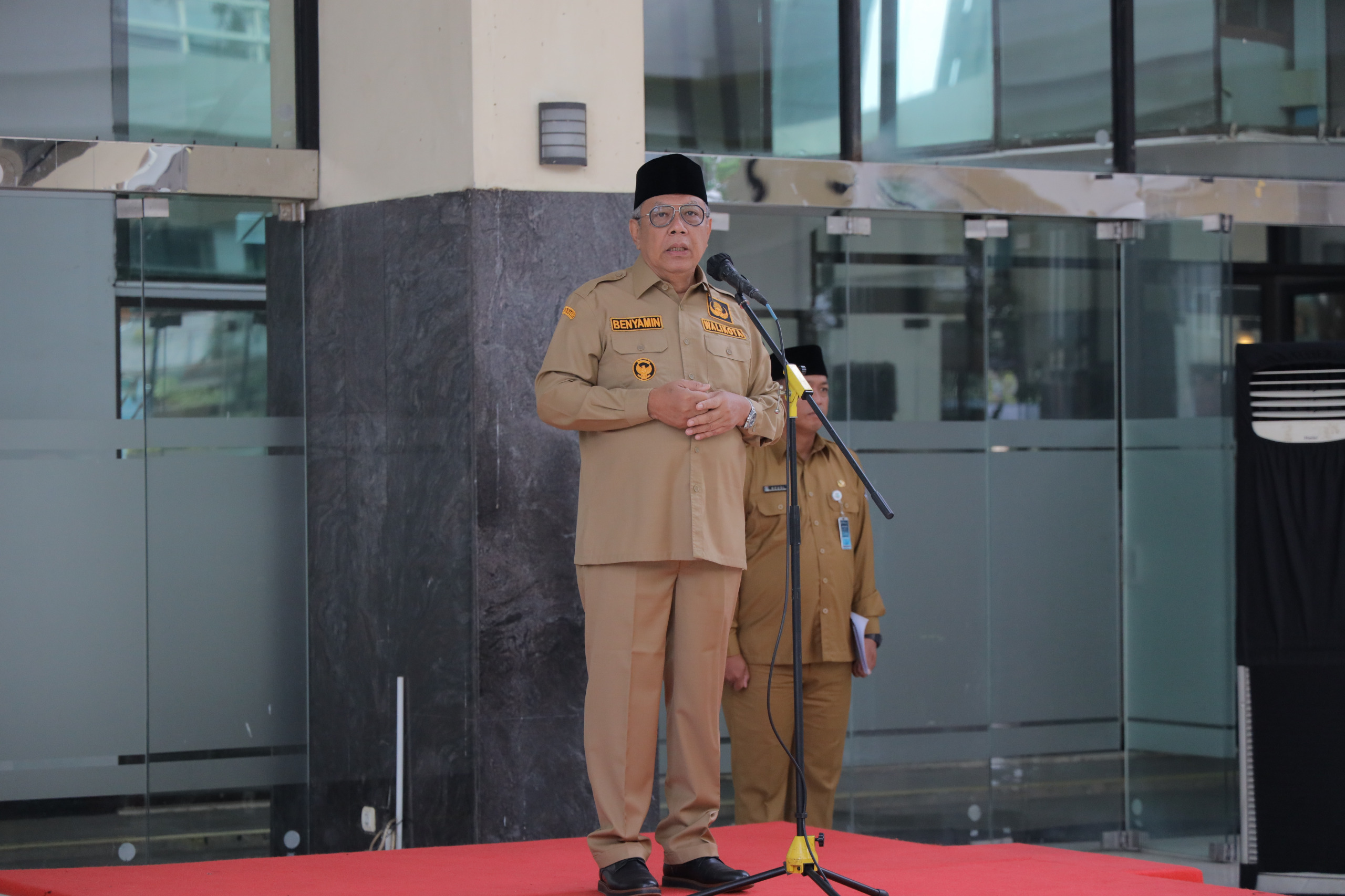 Wali Kota Tangerang Selatan, Benyamin Davnie, memimpin apel pertama setelah masa cutinya berakhir. Apel pagi ini diikuti seluruh Aparatur Sipil Negara (ASN) Kota Tangsel. Kegiatan berlangsung di Plaza Puspemkot Tangsel, Senin (25/11/2024).