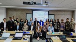 Universitas Multimedia Nusantara (UMN) menjadi tuan rumah Bimbingan Teknis (Bimtek) Master Trainer SKKNI pada 20 November 2024, yang diselenggarakan oleh DPC Ikatan Asesor Profesional (IASPRO) Tangerang. Dipandu oleh Dr. Indiwan Seto, Bimtek ini bertujuan untuk meningkatkan kompetensi 22 peserta dalam 14 unit kompetensi SKKNI level 6, serta mendukung pengembangan profesionalisme instruktur. Acara ini menggandeng DPC IASPRO Tangerang dan Bekasi, berkomitmen untuk meningkatkan kualitas sumber daya manusia di Indonesia melalui pelatihan berkualitas.