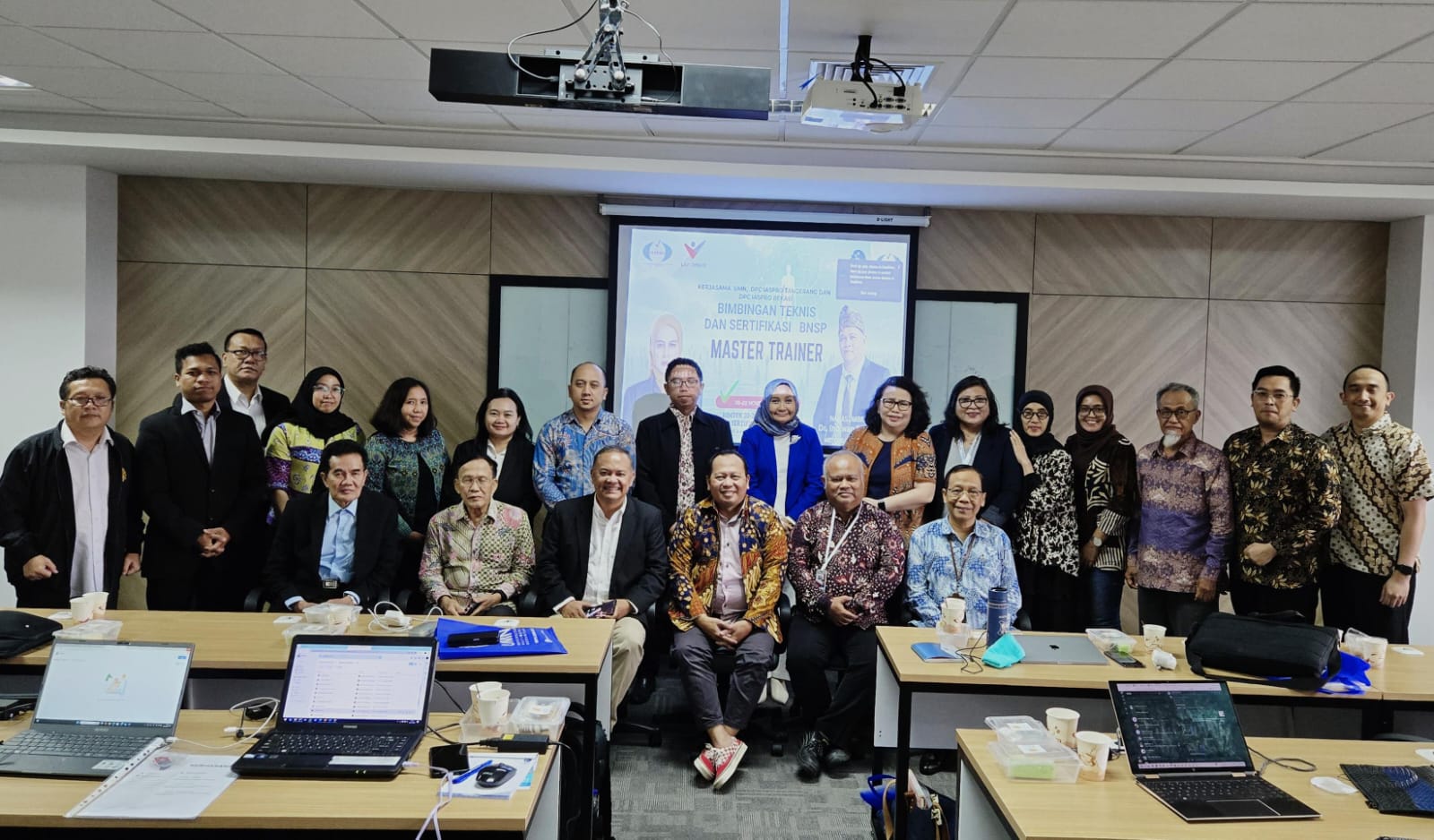 Universitas Multimedia Nusantara (UMN) menjadi tuan rumah Bimbingan Teknis (Bimtek) Master Trainer SKKNI pada 20 November 2024, yang diselenggarakan oleh DPC Ikatan Asesor Profesional (IASPRO) Tangerang. Dipandu oleh Dr. Indiwan Seto, Bimtek ini bertujuan untuk meningkatkan kompetensi 22 peserta dalam 14 unit kompetensi SKKNI level 6, serta mendukung pengembangan profesionalisme instruktur. Acara ini menggandeng DPC IASPRO Tangerang dan Bekasi, berkomitmen untuk meningkatkan kualitas sumber daya manusia di Indonesia melalui pelatihan berkualitas.