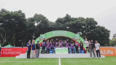 SDN Pondok Jagung 02 meraih kemenangan gemilang di final MilkLife Soccer Challenge dengan mengalahkan SDN Kunciran 4 dengan skor 2-1 di Stadion Kera Sakti pada Minggu (17/11/2024). Kemenangan ini menjadi momen manis bagi mereka setelah sebelumnya mengalami kekalahan dari lawan yang sama di seri pertama.