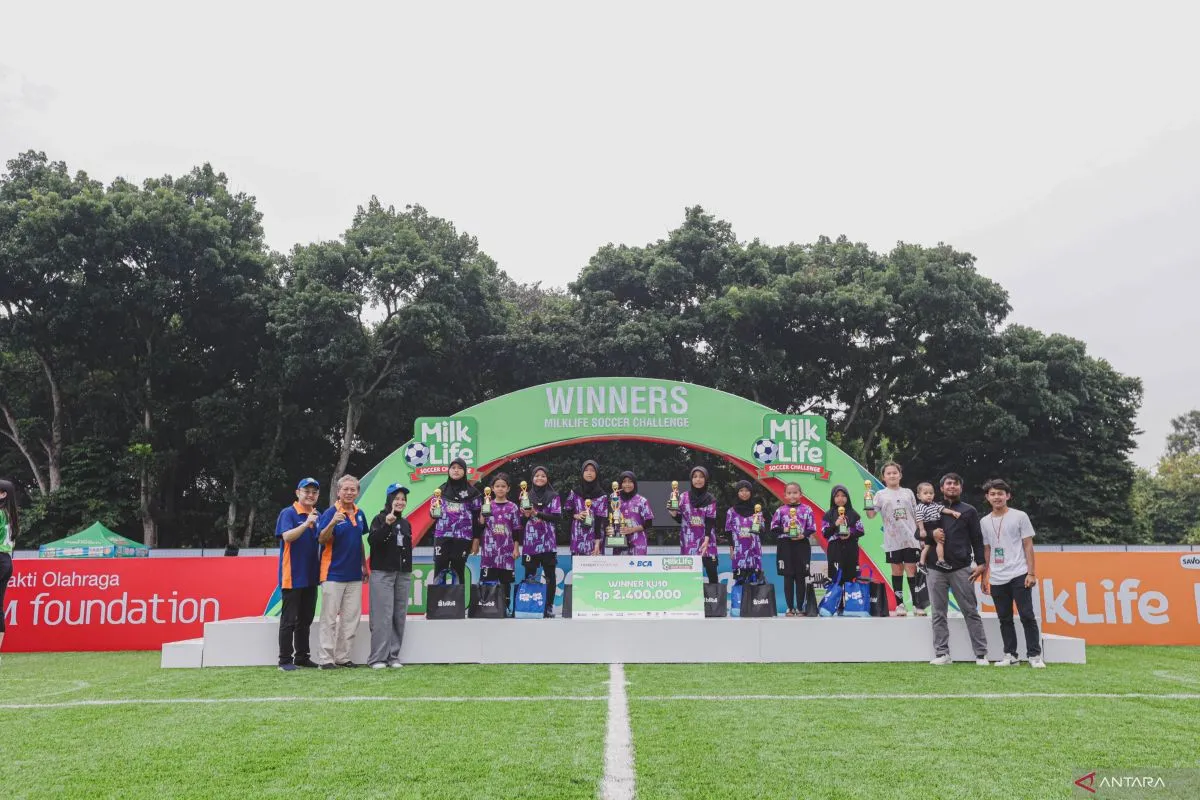 SDN Pondok Jagung 02 meraih kemenangan gemilang di final MilkLife Soccer Challenge dengan mengalahkan SDN Kunciran 4 dengan skor 2-1 di Stadion Kera Sakti pada Minggu (17/11/2024). Kemenangan ini menjadi momen manis bagi mereka setelah sebelumnya mengalami kekalahan dari lawan yang sama di seri pertama.